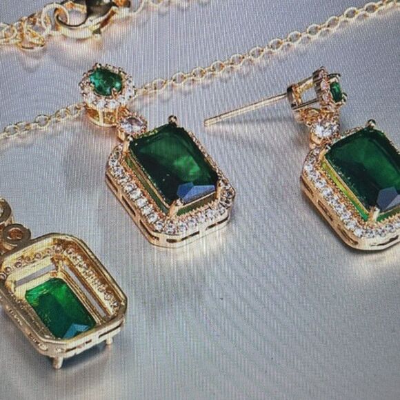 Faux Emerald Necklace Pendant & Earring Set Pierced Ears - Picture 5 of 7
